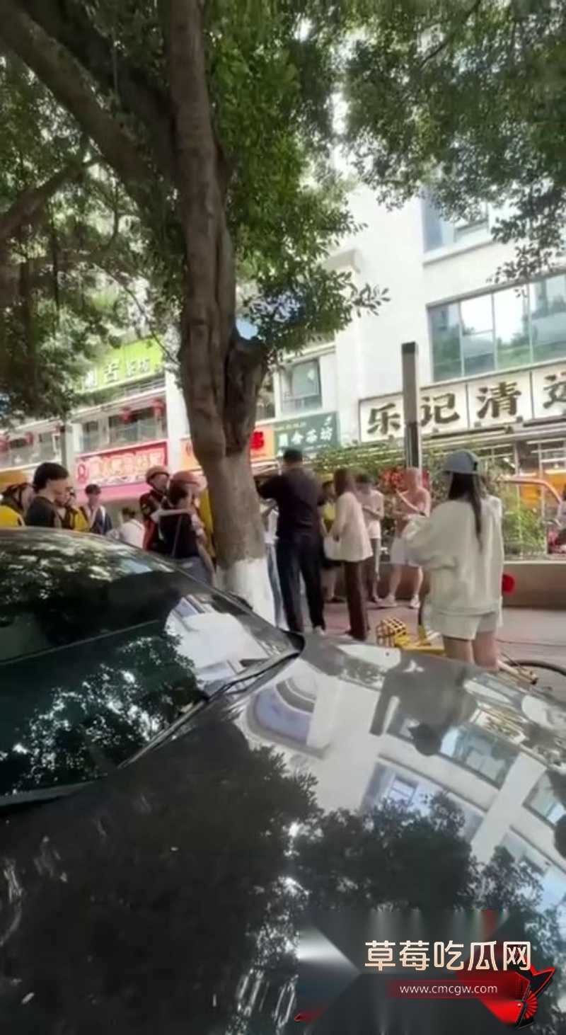 反差小三无耻公开身份 原配抓奸捉丈夫出轨10 反差小三无耻公开身份 原配抓奸捉丈夫出轨10