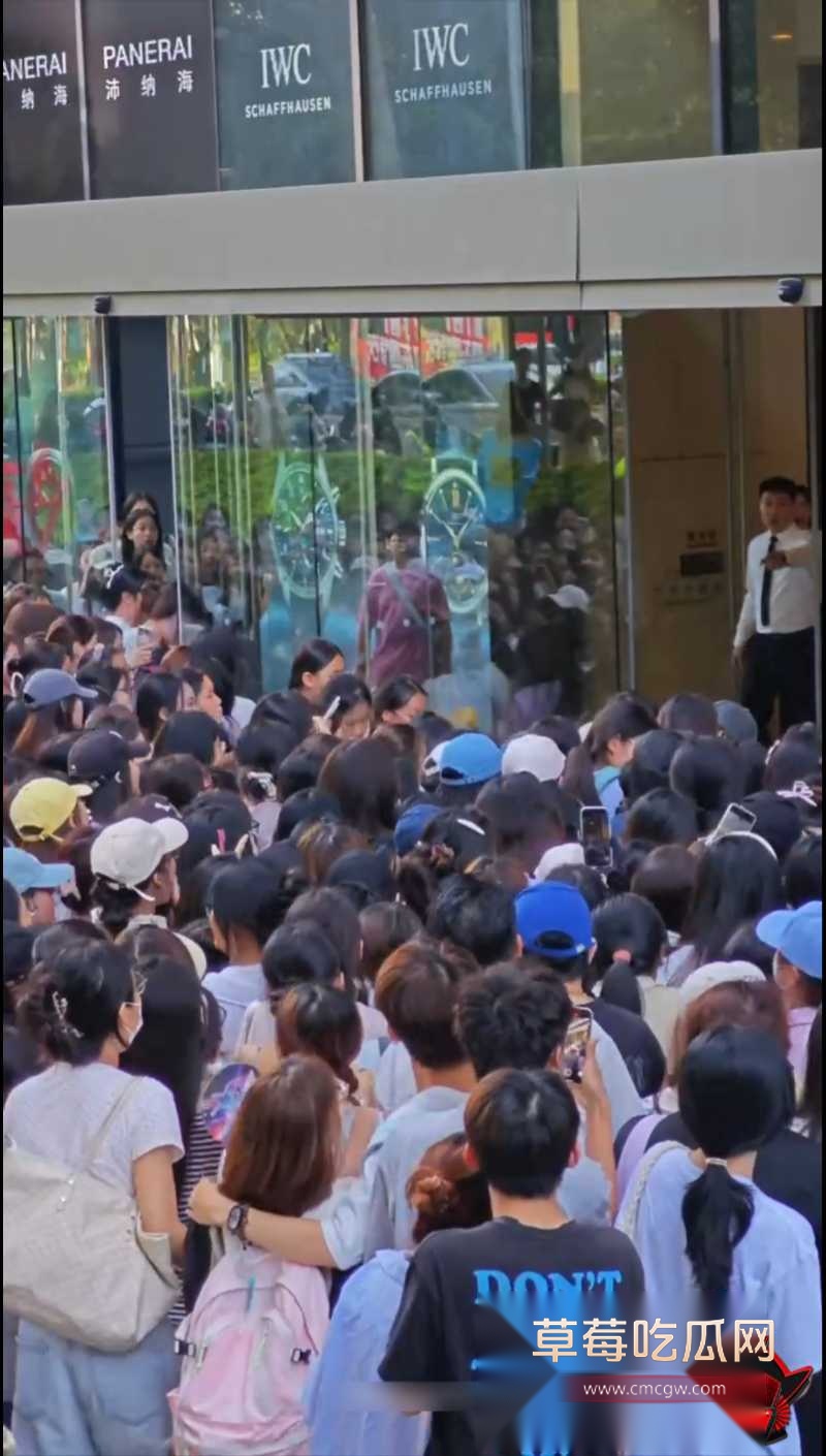 张凌赫狂热女粉丝挤碎玻璃门 1 张凌赫狂热女粉丝挤碎玻璃门 1