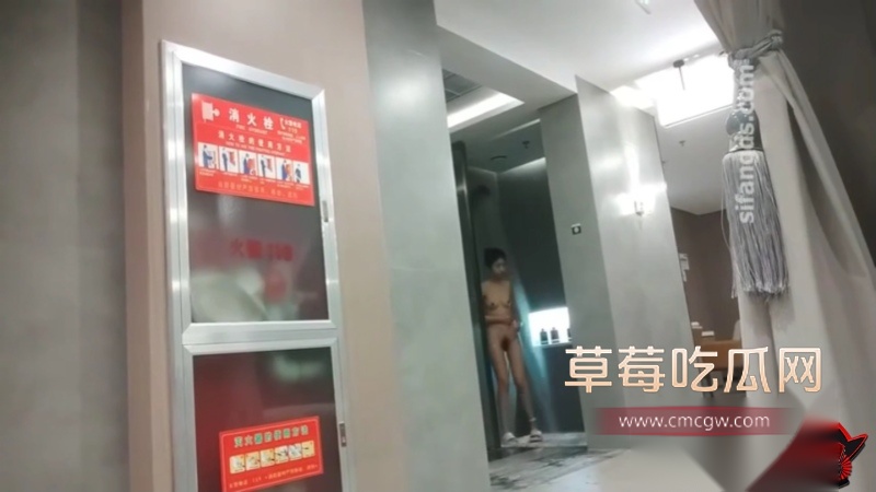 温泉洗浴会所更衣室偷拍 2 温泉洗浴会所更衣室偷拍 2