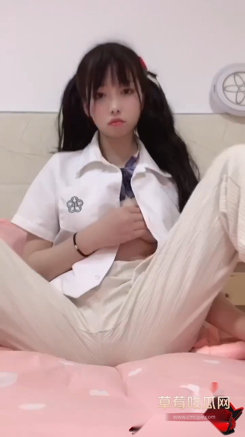 JK小萝莉用假鸡巴疯狂自慰 10