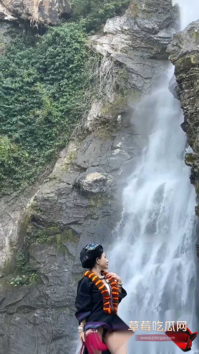 贵州苗族瀑布女孩 10