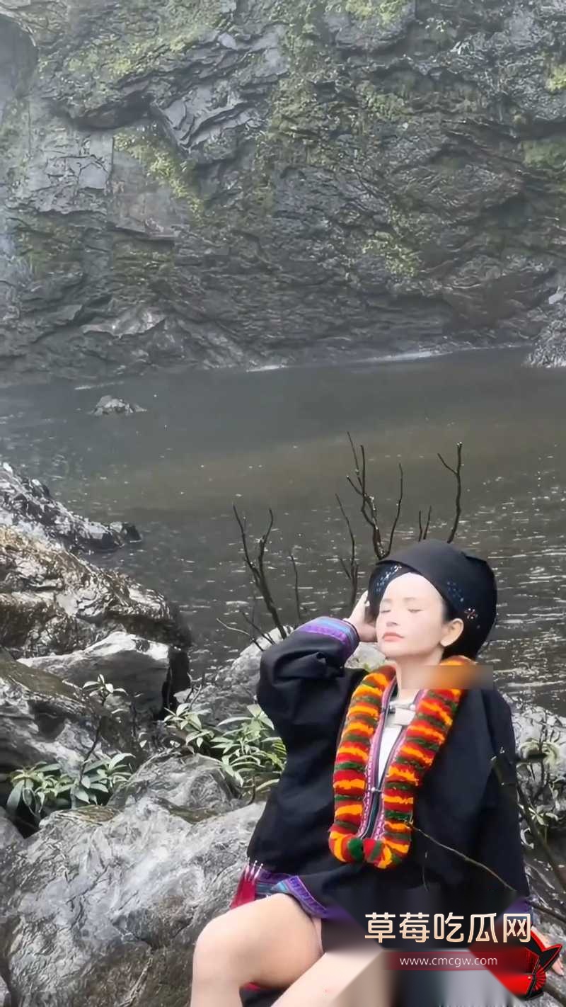 贵州苗族瀑布女孩 11
