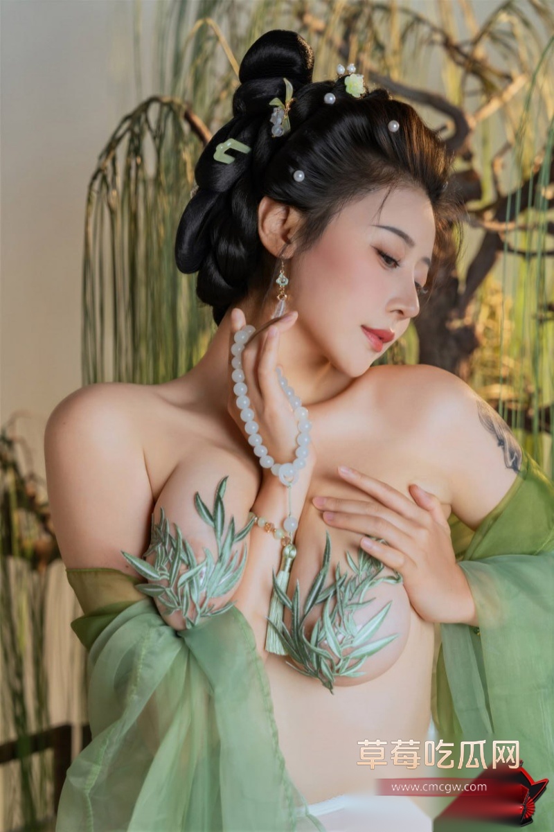奈汐酱白丝包裹巨乳翘臀1
