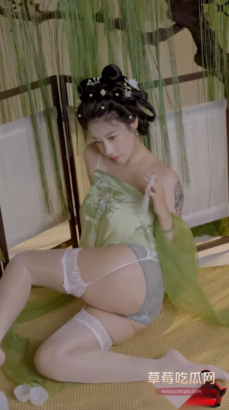 奈汐酱白丝包裹巨乳翘臀5