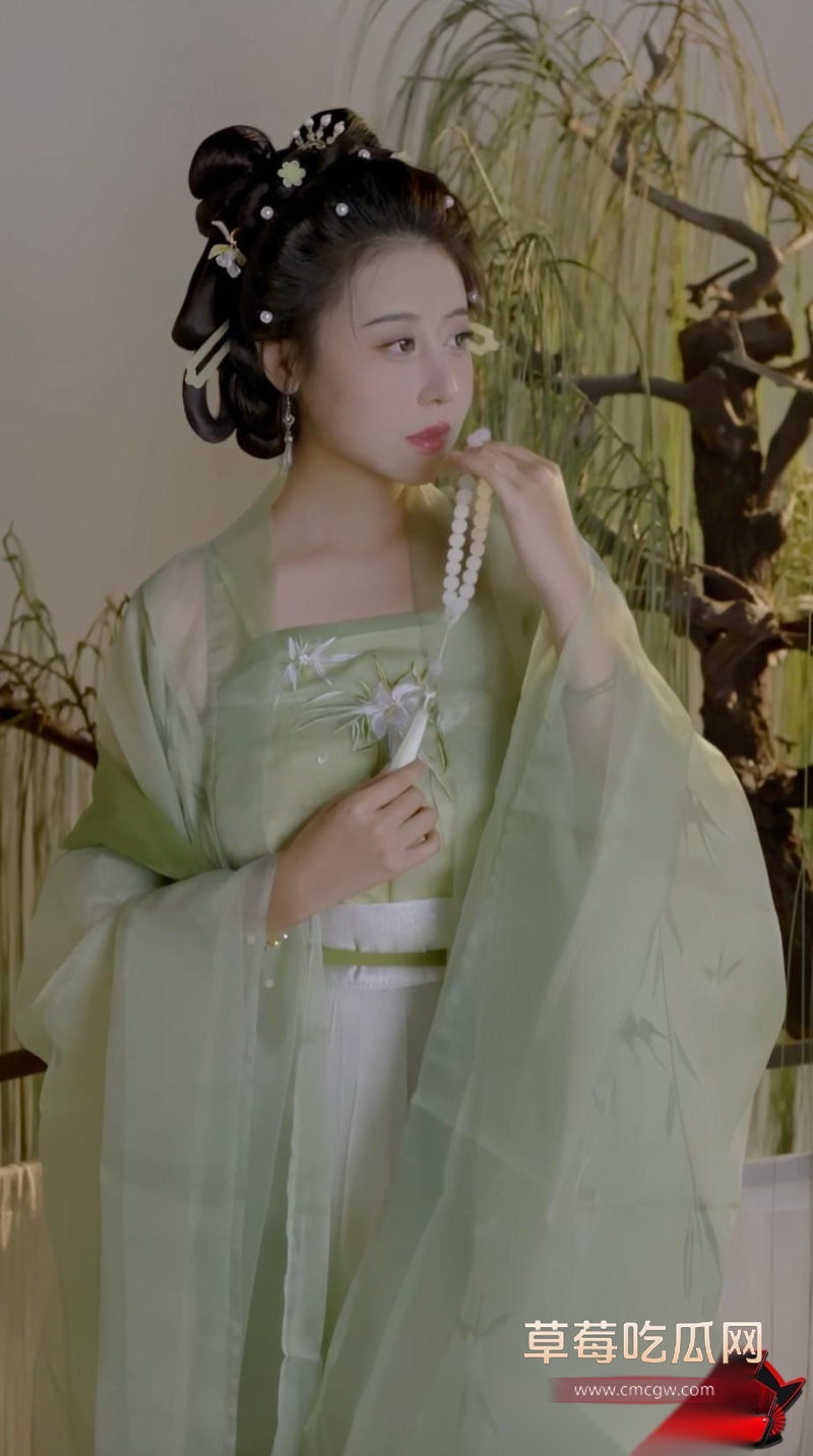 奈汐酱白丝包裹巨乳翘臀7