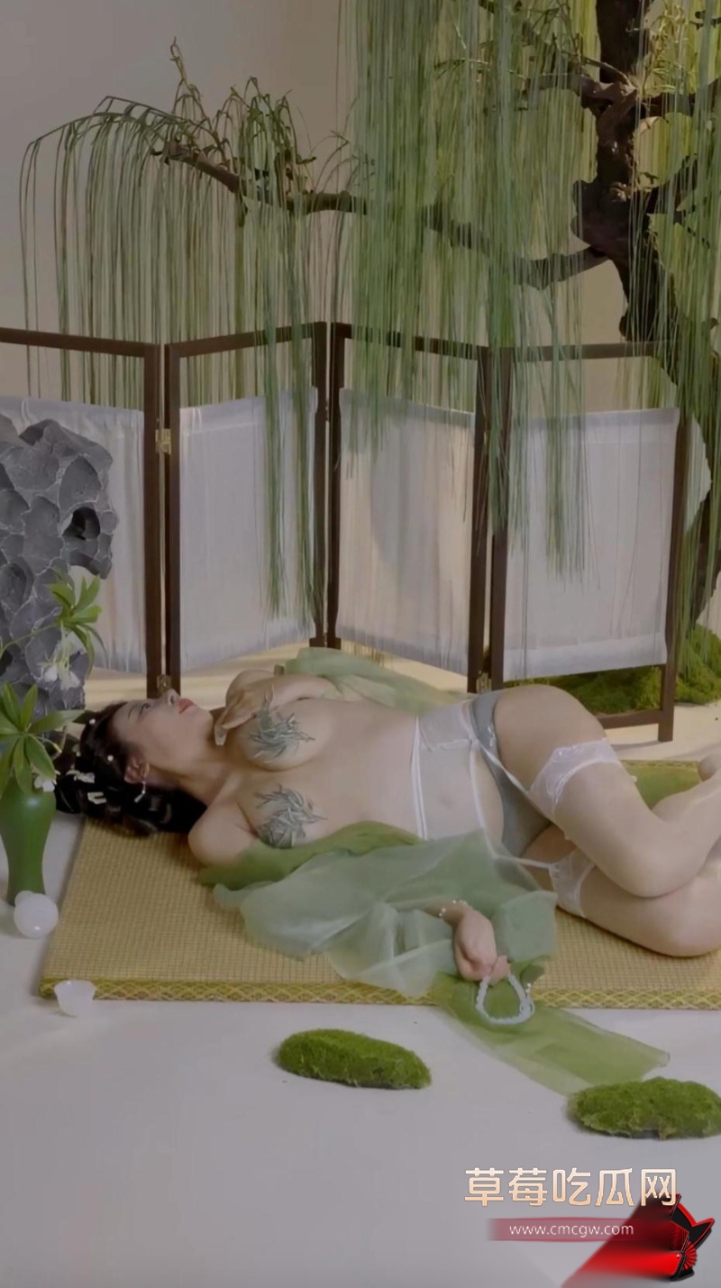 奈汐酱白丝包裹巨乳翘臀8