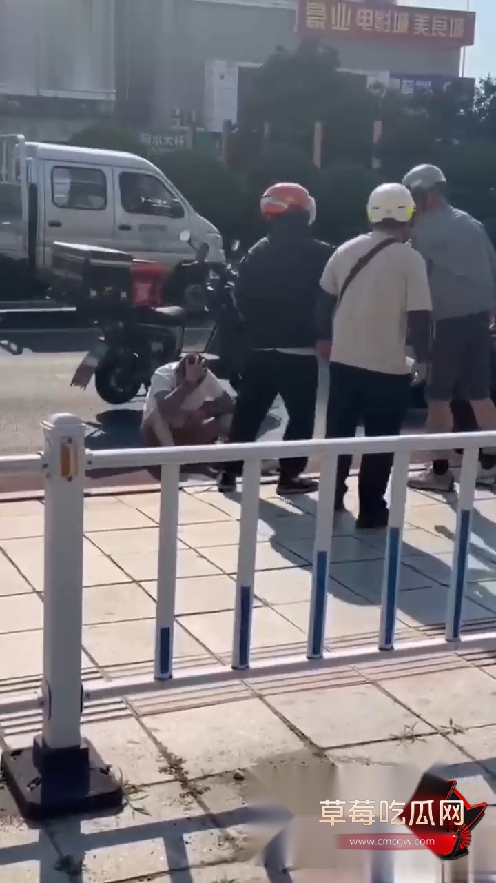 外卖员发生碰撞后被暴打1
