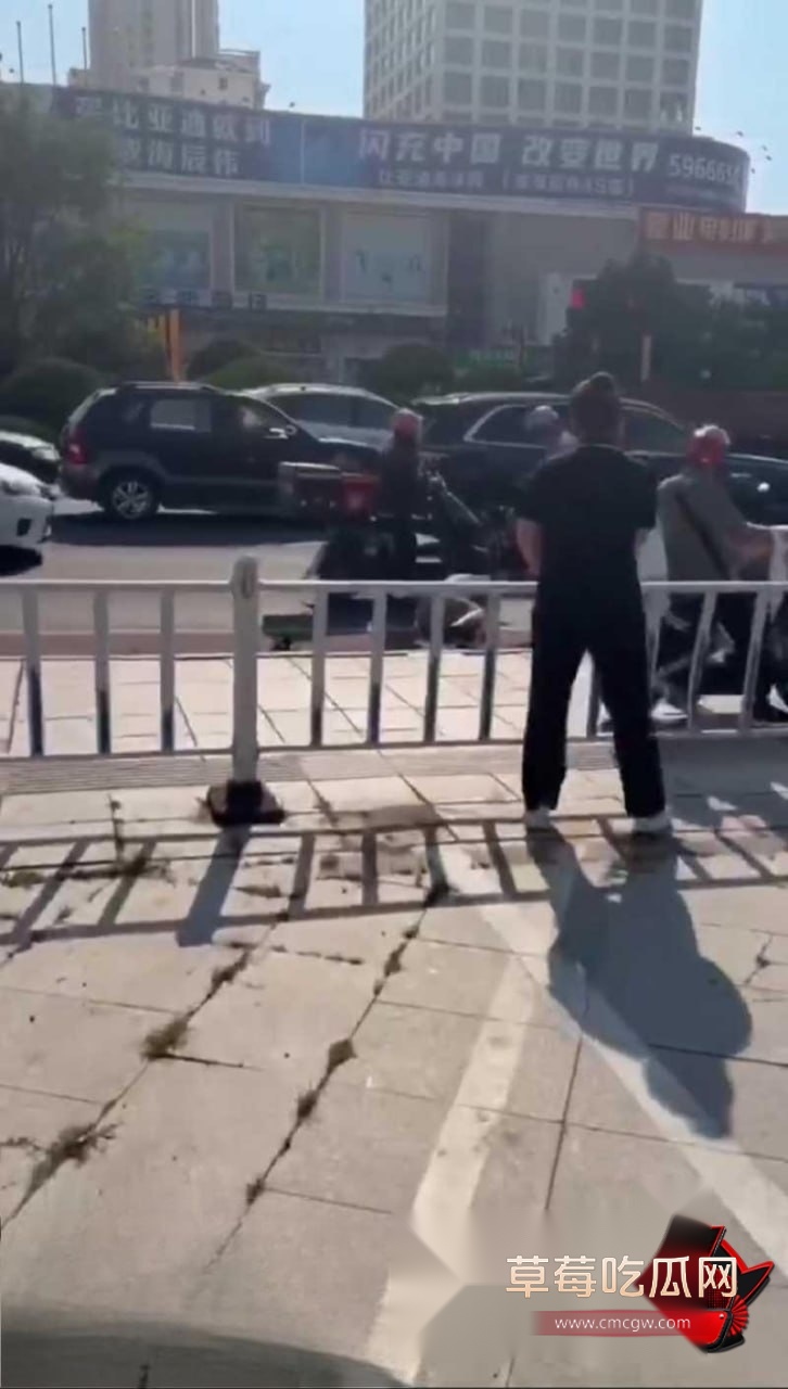 外卖员发生碰撞后被暴打4