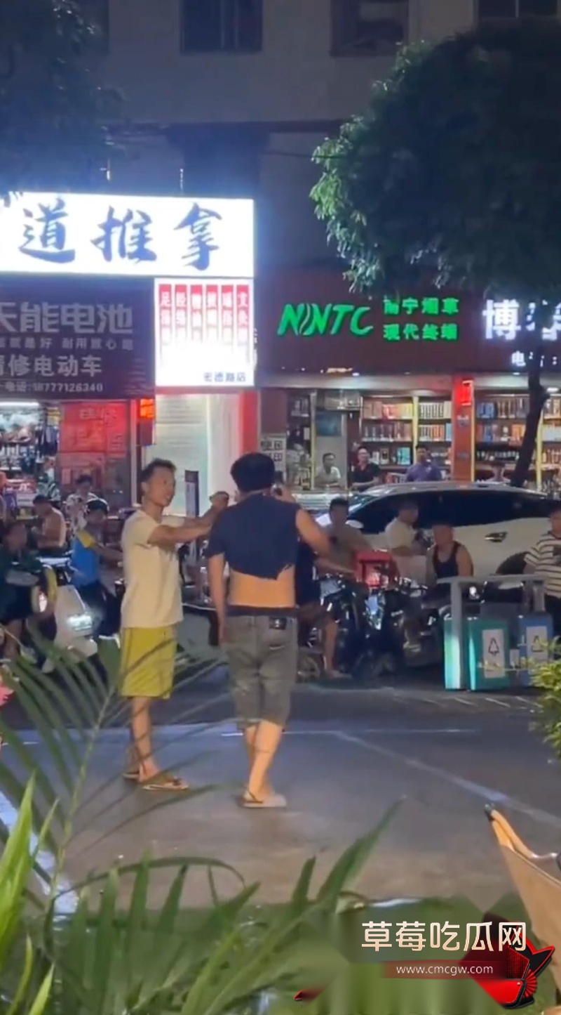 男同争风吃醋兄弟暴打男小三1 男同争风吃醋兄弟暴打男小三1