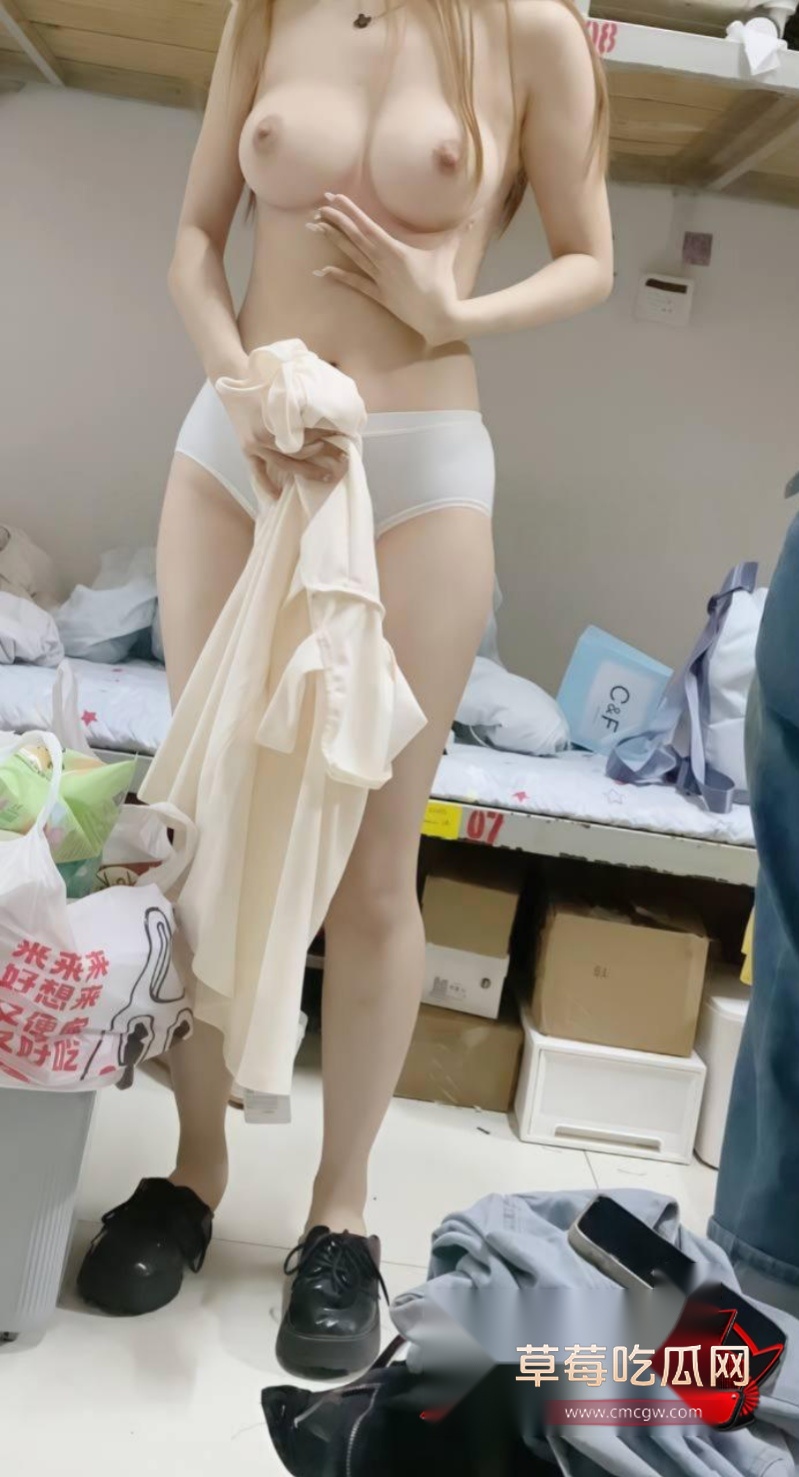 女大学生偷拍室友日常5 女大学生偷拍室友日常5