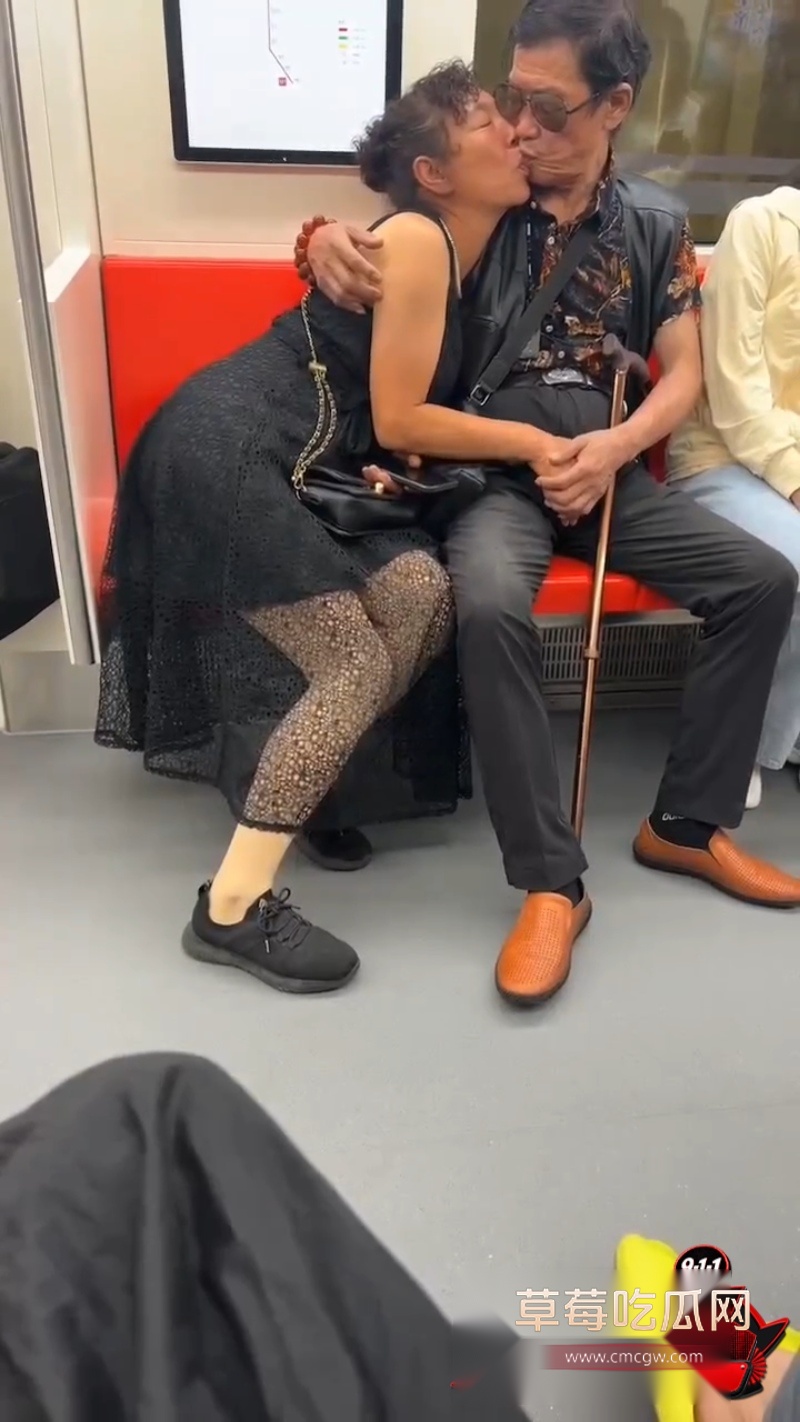 地铁舌吻2 地铁舌吻2