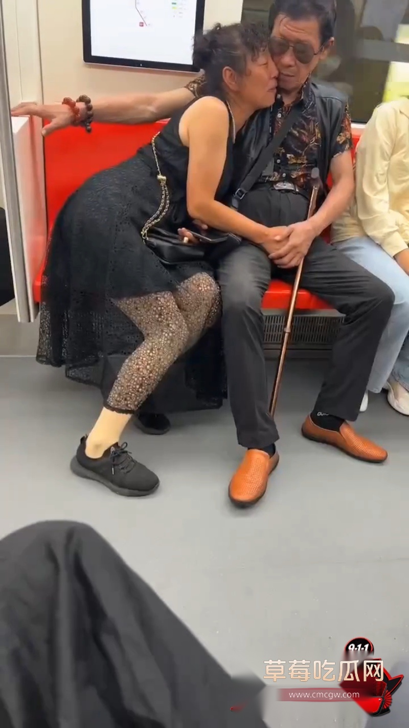 地铁舌吻3 地铁舌吻3